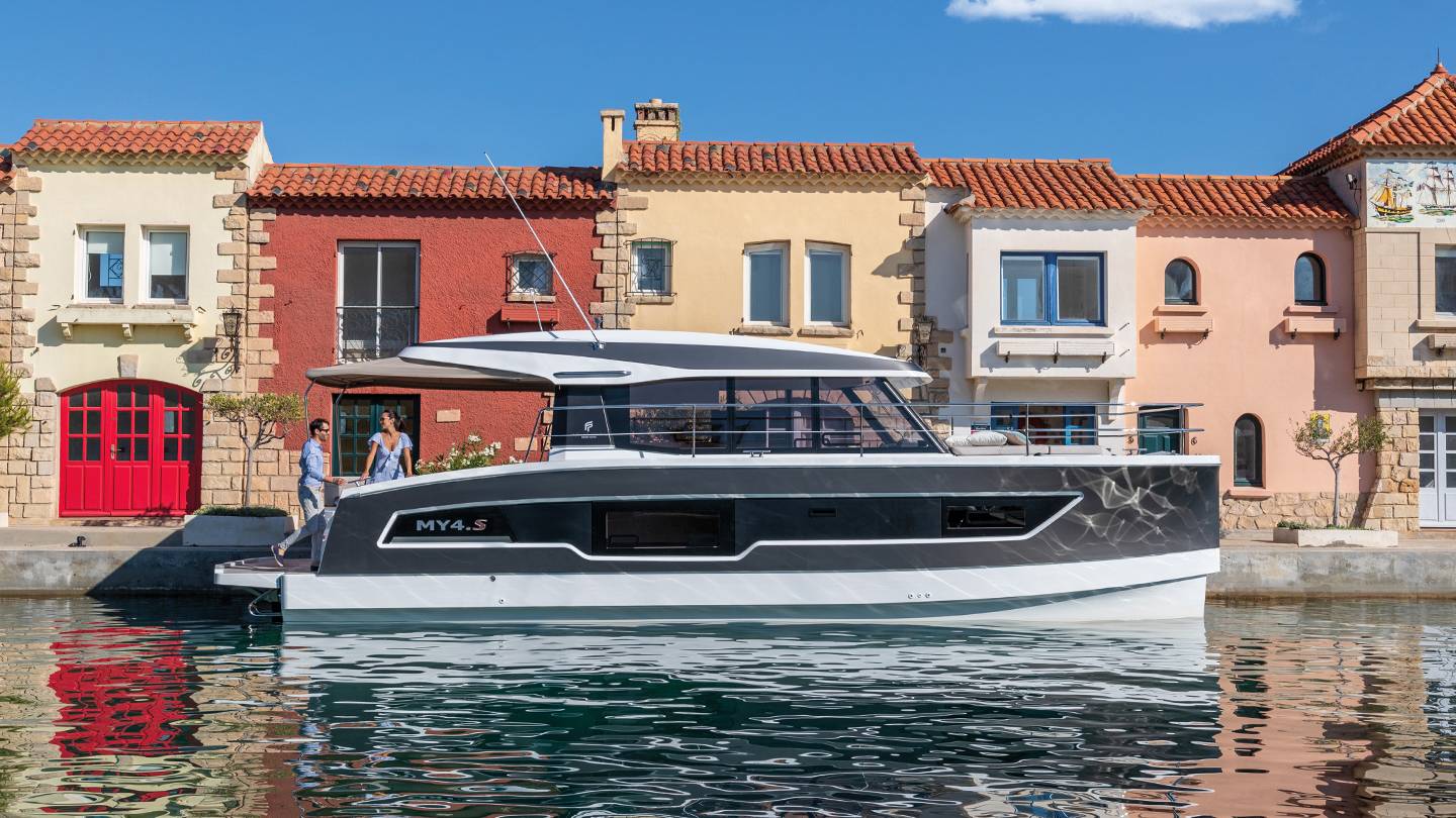 bateau-a-moteur-catamaran-a-vendre-fountaine-pajot