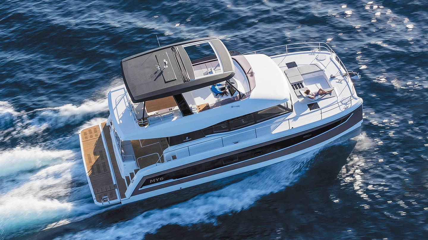 motor-catamaran-fountaine-pajot-boat-picture