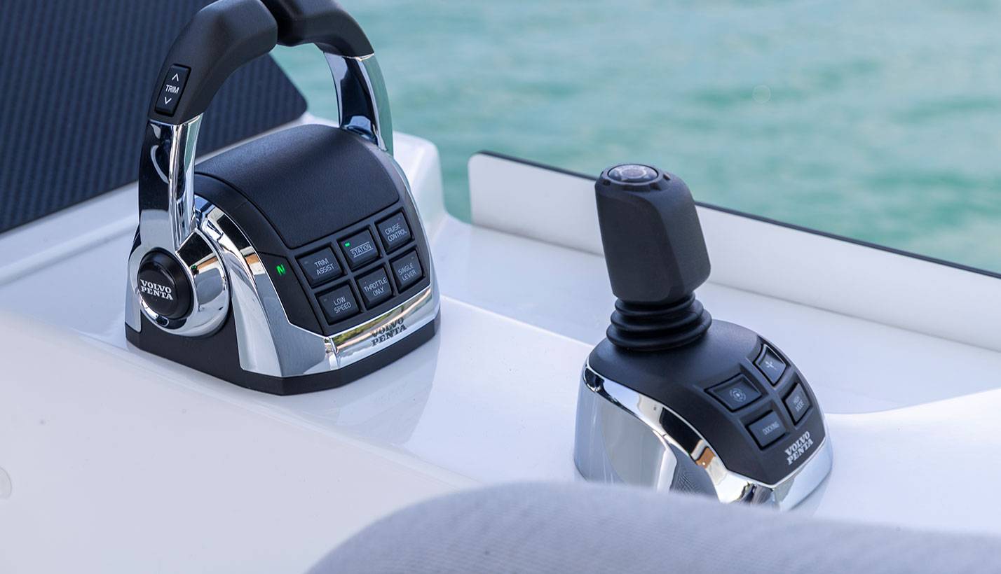 Motor-yacht-MY5-fountaine-pajot-joystick-