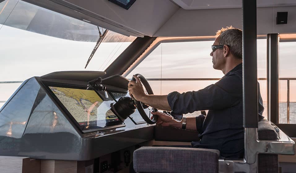 Motor-yacht-MY5-fountaine-pajot-joystick-2