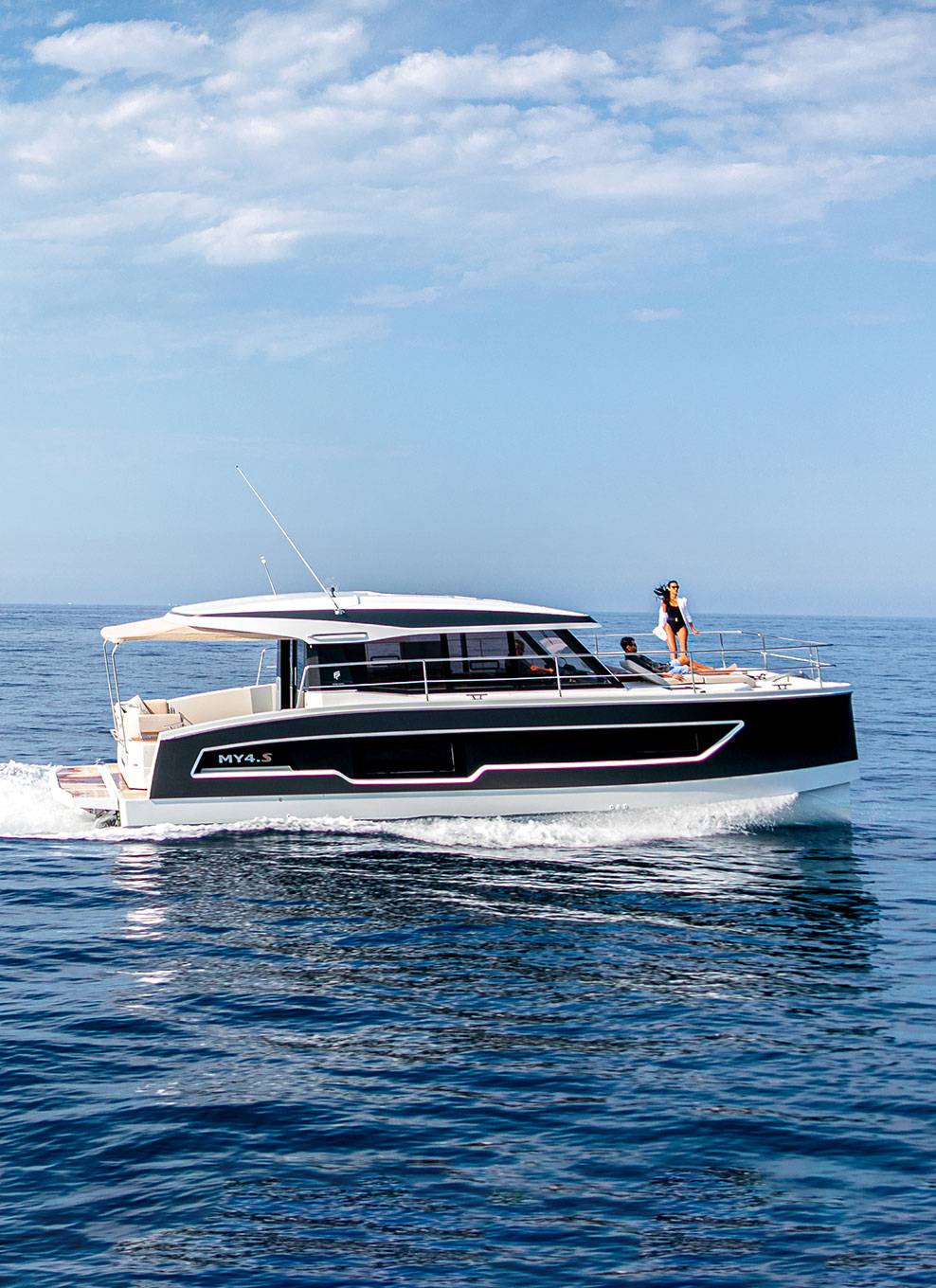 motor-boat-MY4S-Fountaine-pajot