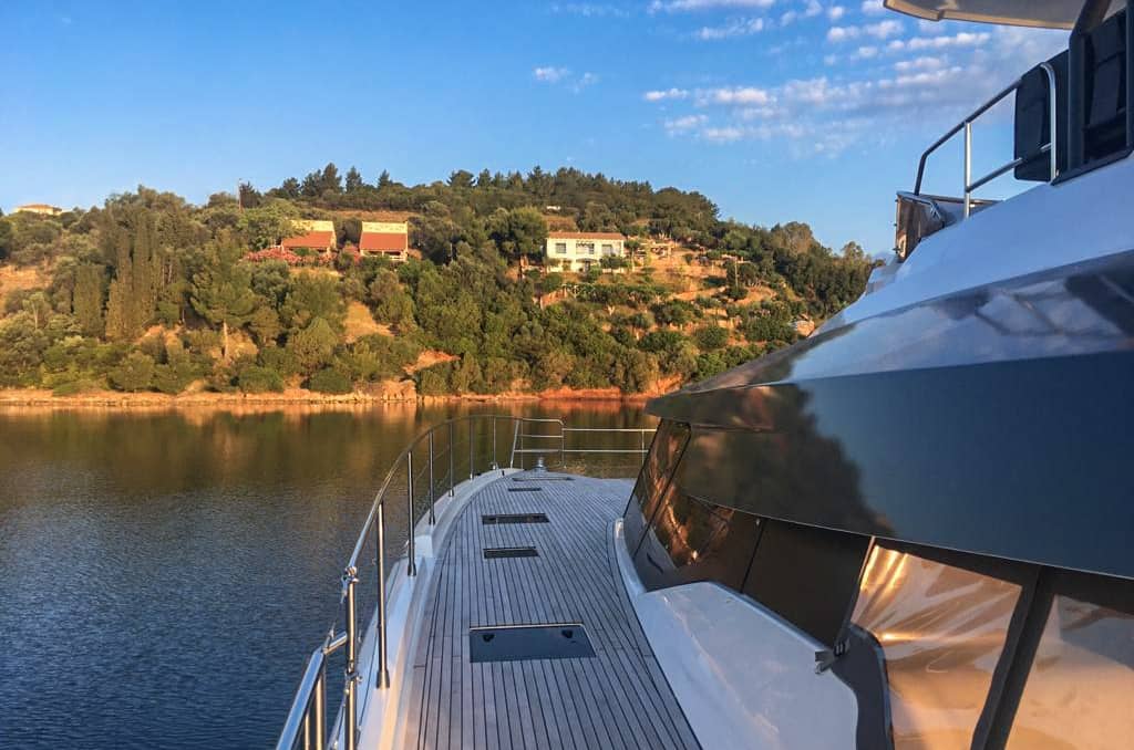 luxury-motor-catamaran-Power-67-Fountaine-Pajot-Testimony