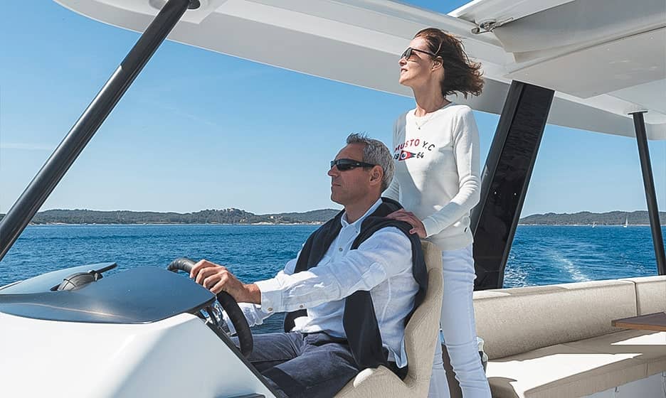 fountaine-pajot-motor-yachts-catamaran-my6-helmstation