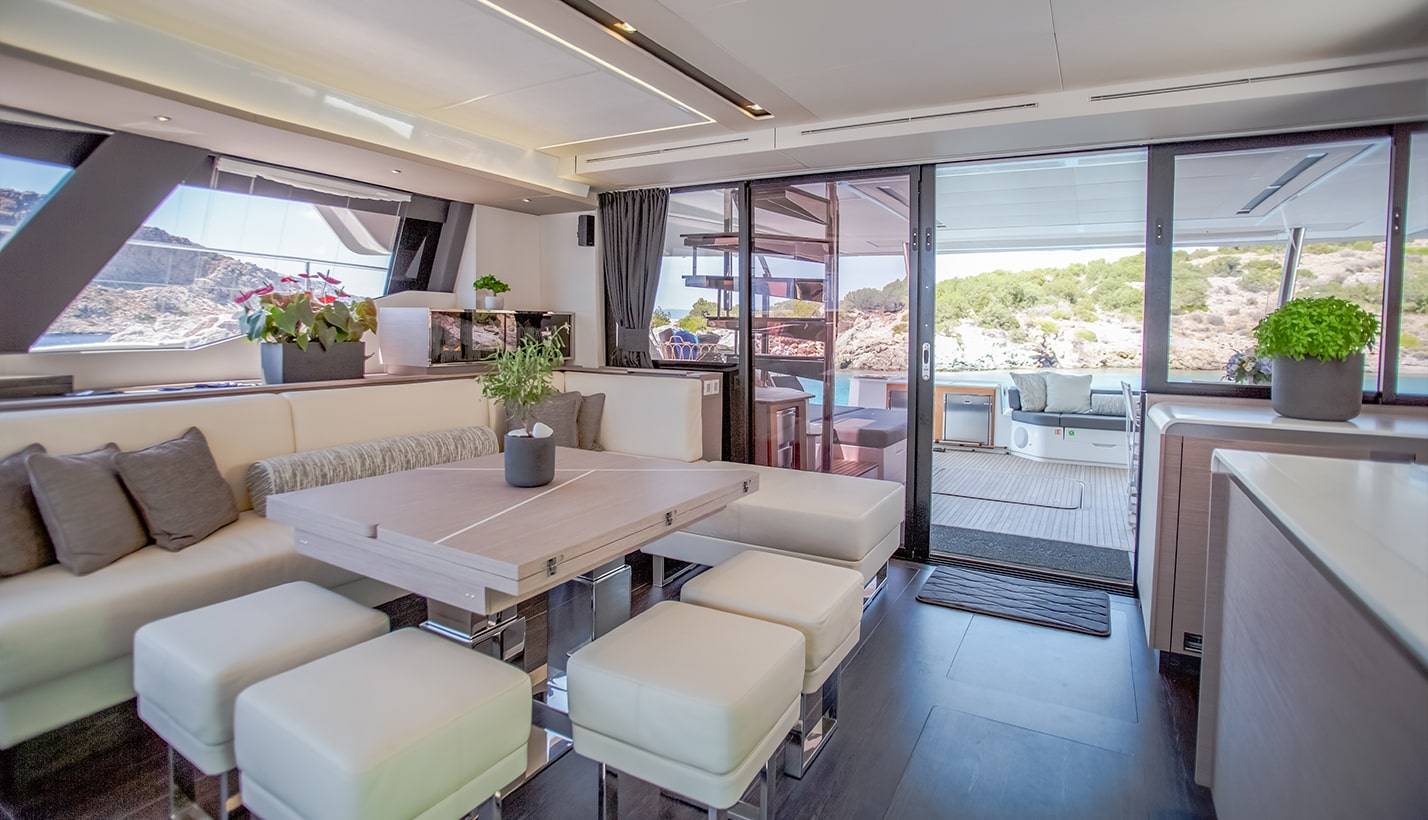 Catamaran-Yacht-Fountaine-Pajot-Power-67-Saloon