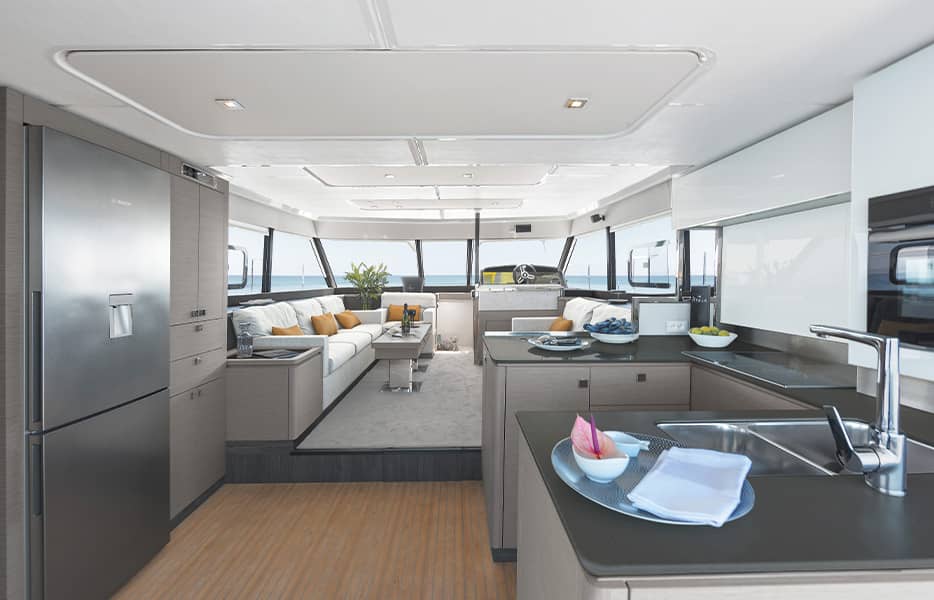 Carré-MY6-Fountaine-Pajot-Motor-yacht-Cannes