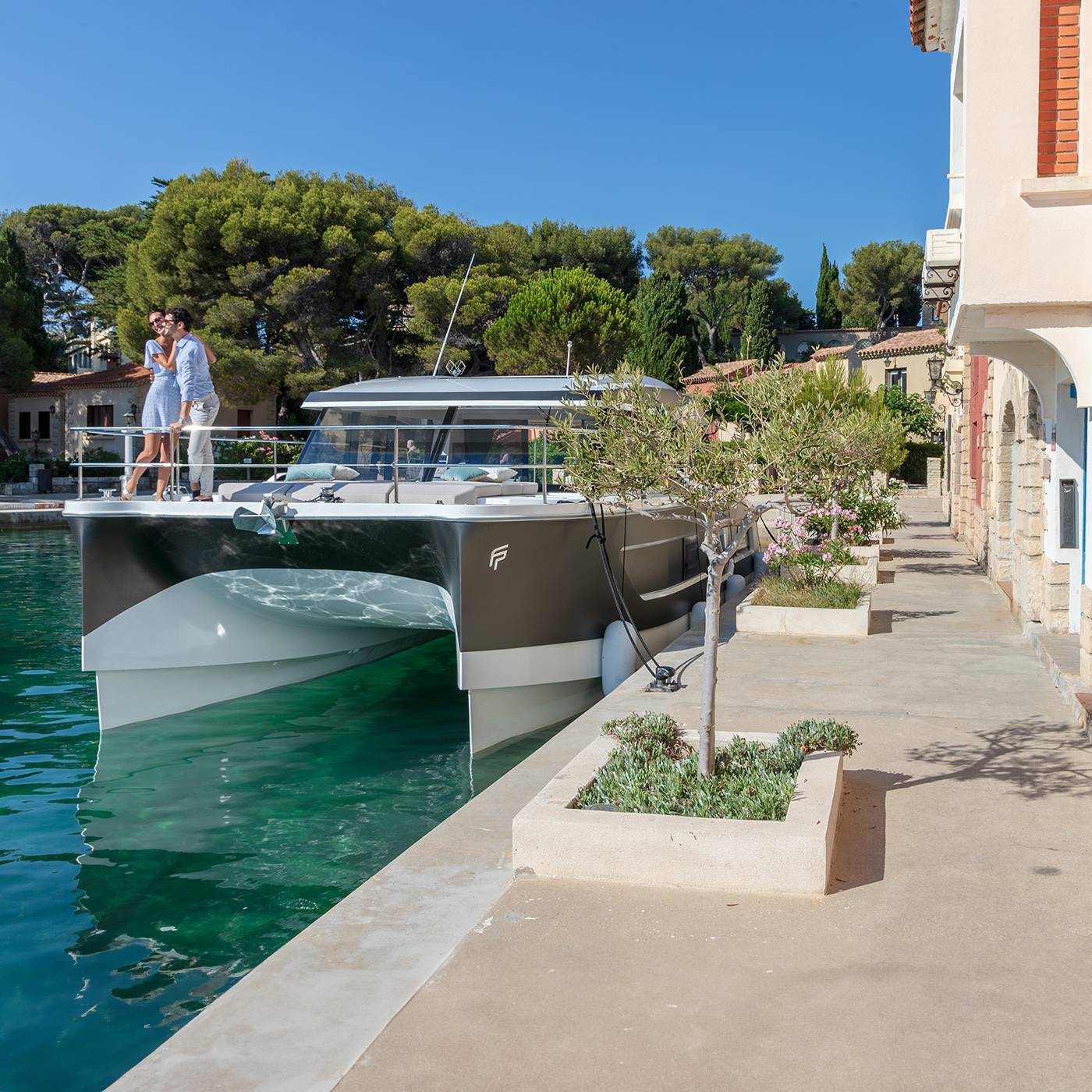 fountaine-pajot-motor-yachts-MY4S-docking-lifestyle