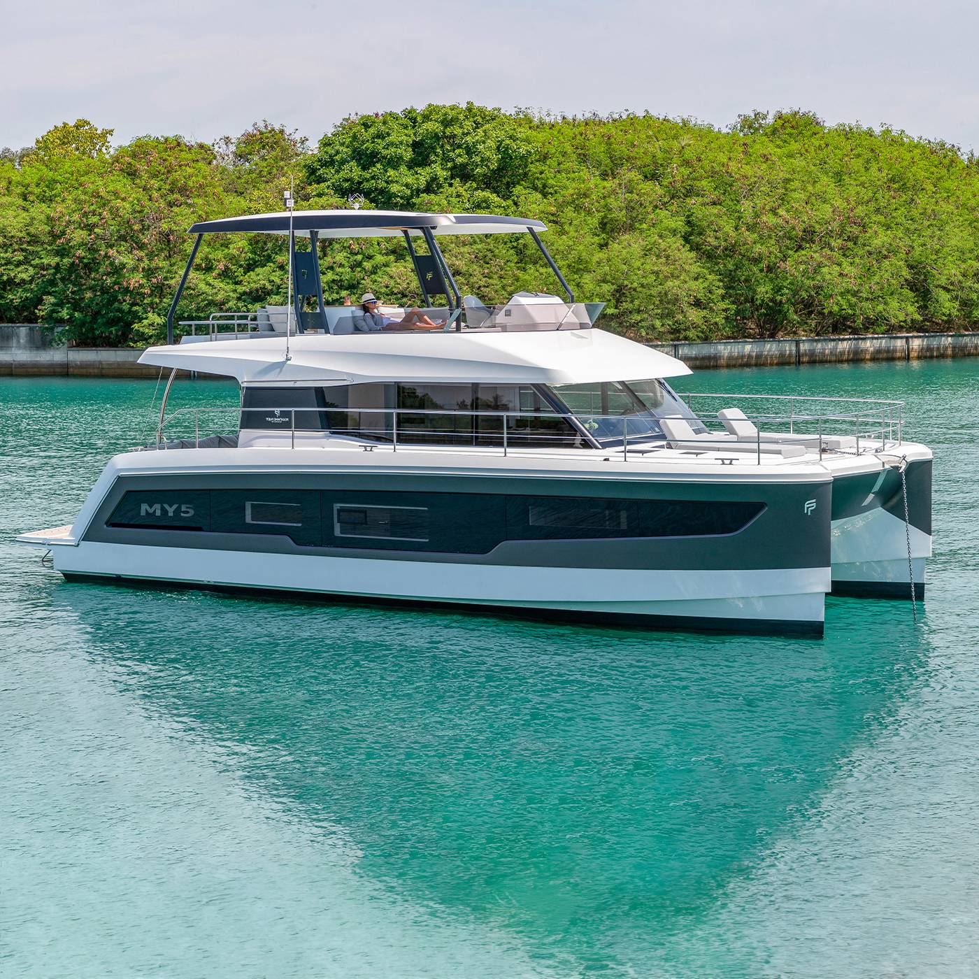 MY5-Fountaine-Pajot-Motor-Yachts-Mooring