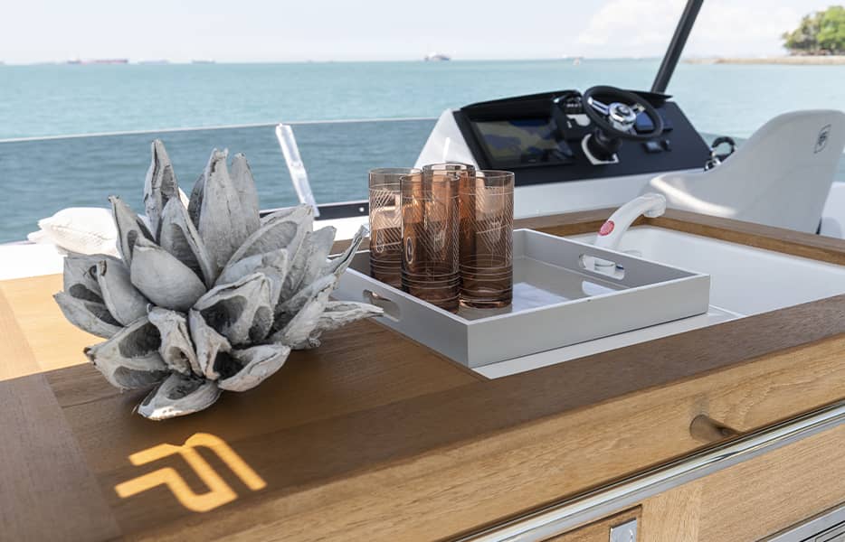 MY5-Fountaine-Pajot-Motor-Yachts-Mooring-cockpit