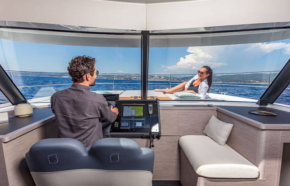 MY4.S-Fountaine-Pajot-Motor-Yachts-Grand-Pavois-La-Rochelle-Poste-de-pilotage-2024