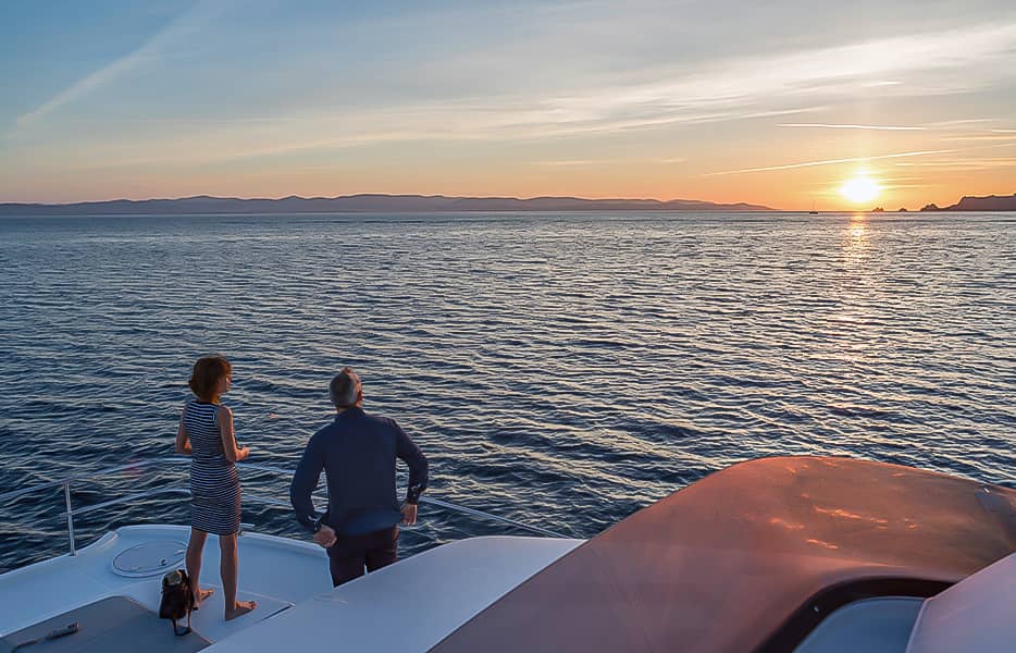 MY6-Fountaine-Pajot-Motor-Yachts-La-Grande-Motte-Salon-Nautique-France-2025-mooring-by-night