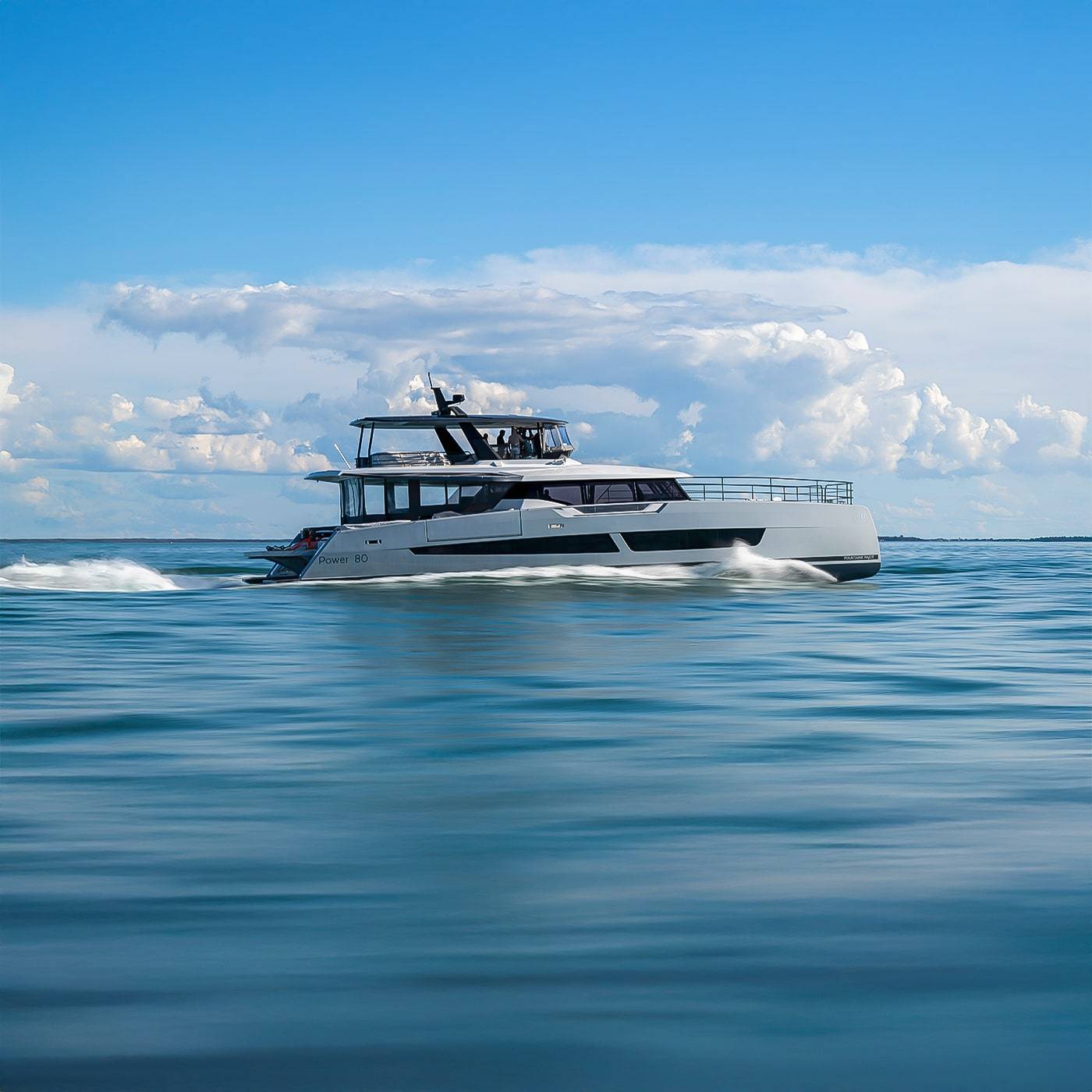 Power-80-Power-Catamaran-Luxury-Fountaine-Pajot-Motor-Yachts-croisière