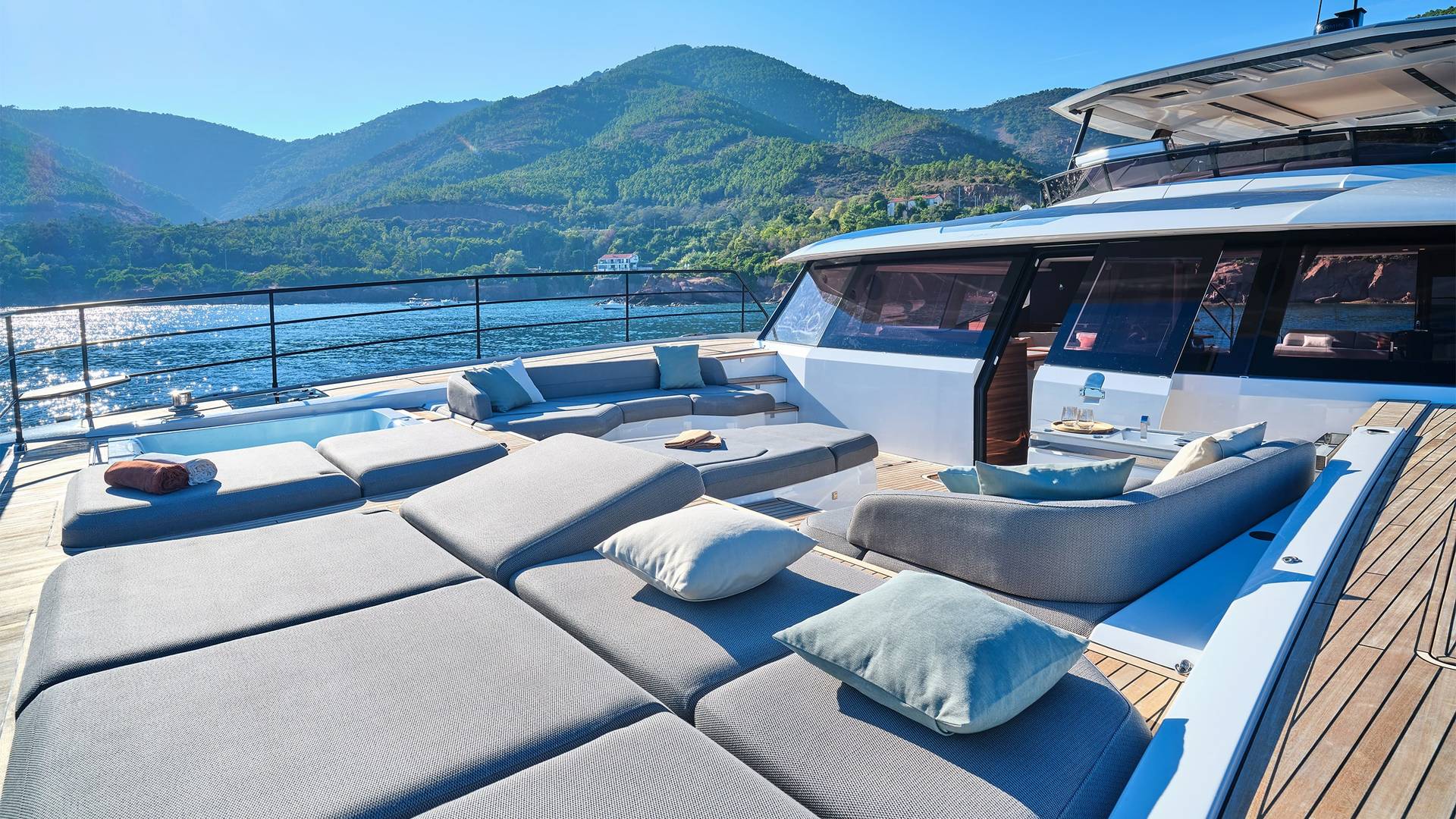 Fountaine-Pajot-Yachts-80-feet-Luxury-Catamaran-16