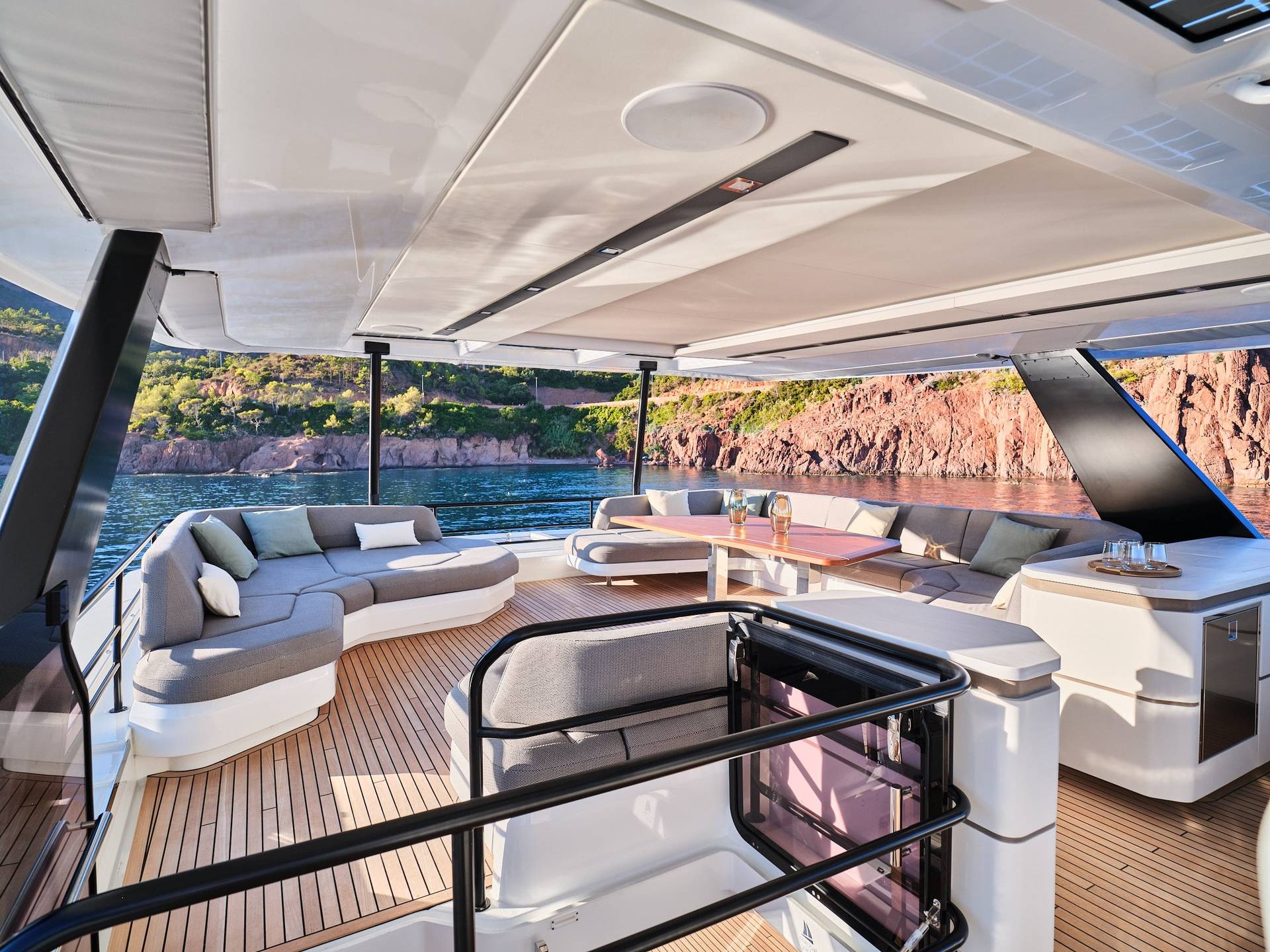 Fountaine-Pajot-Yachts_Power-80-14